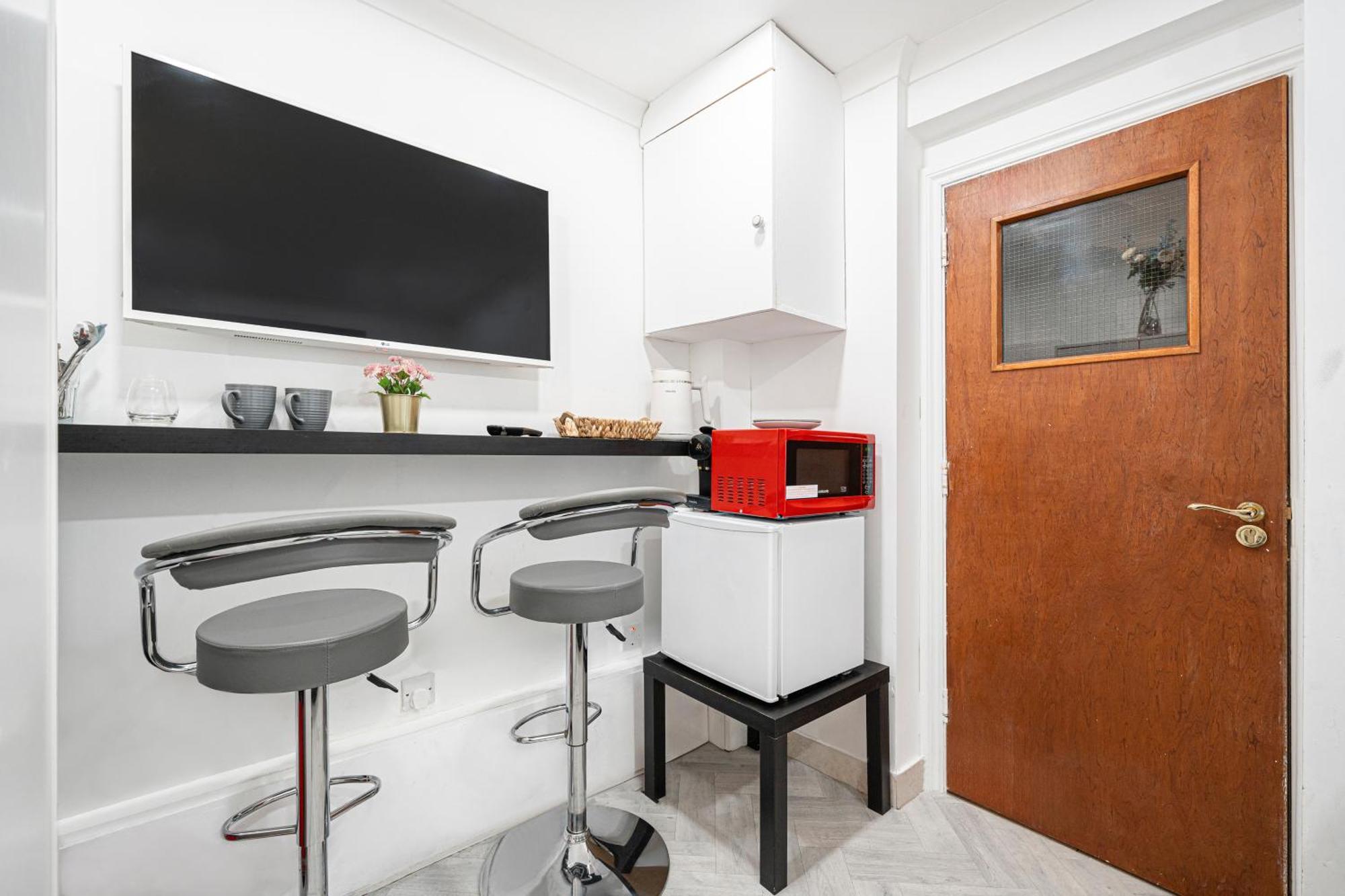 Comfy Small Basement Studio In Kensington Olympia Лондон Экстерьер фото